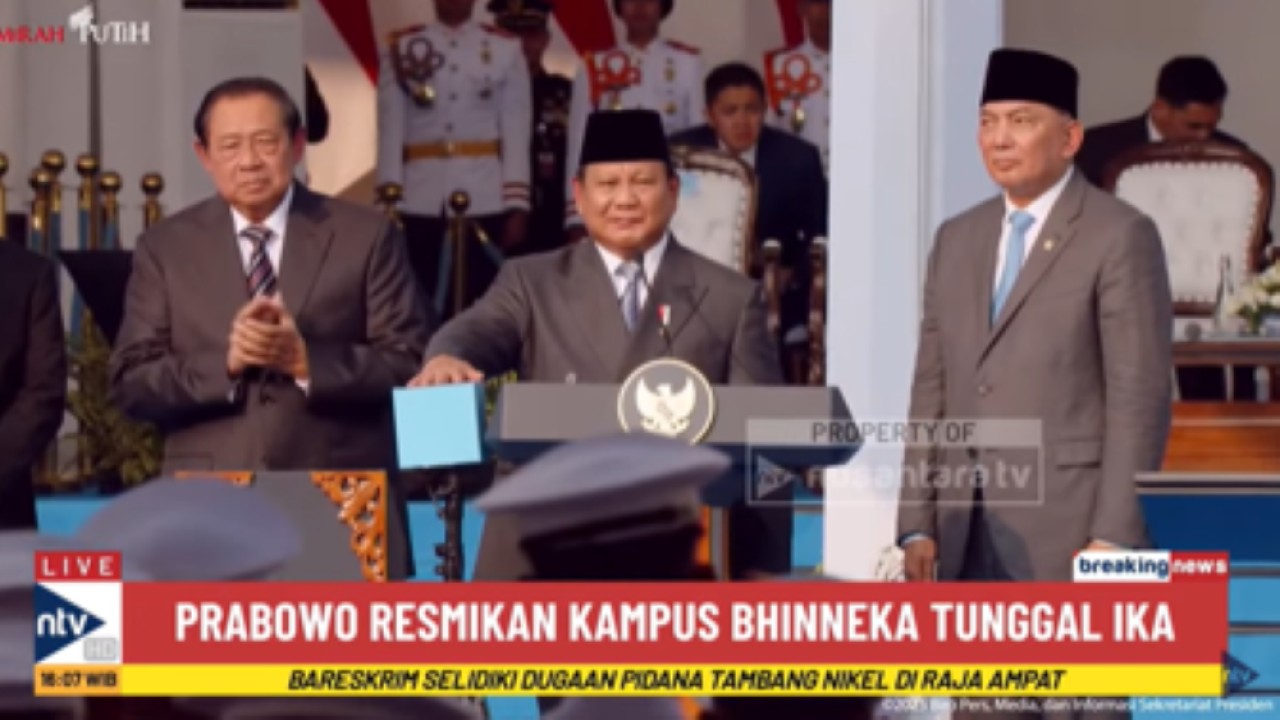 Presiden Prabowo Subianto didampingi Presiden ke-6 Susilo Bambang Yudhoyono dan Menteri Pertahanan Sjafrie Sjamsoeddin meresmikan Kampus Bhineka Tunggal Ika di Universitas Pertahanan