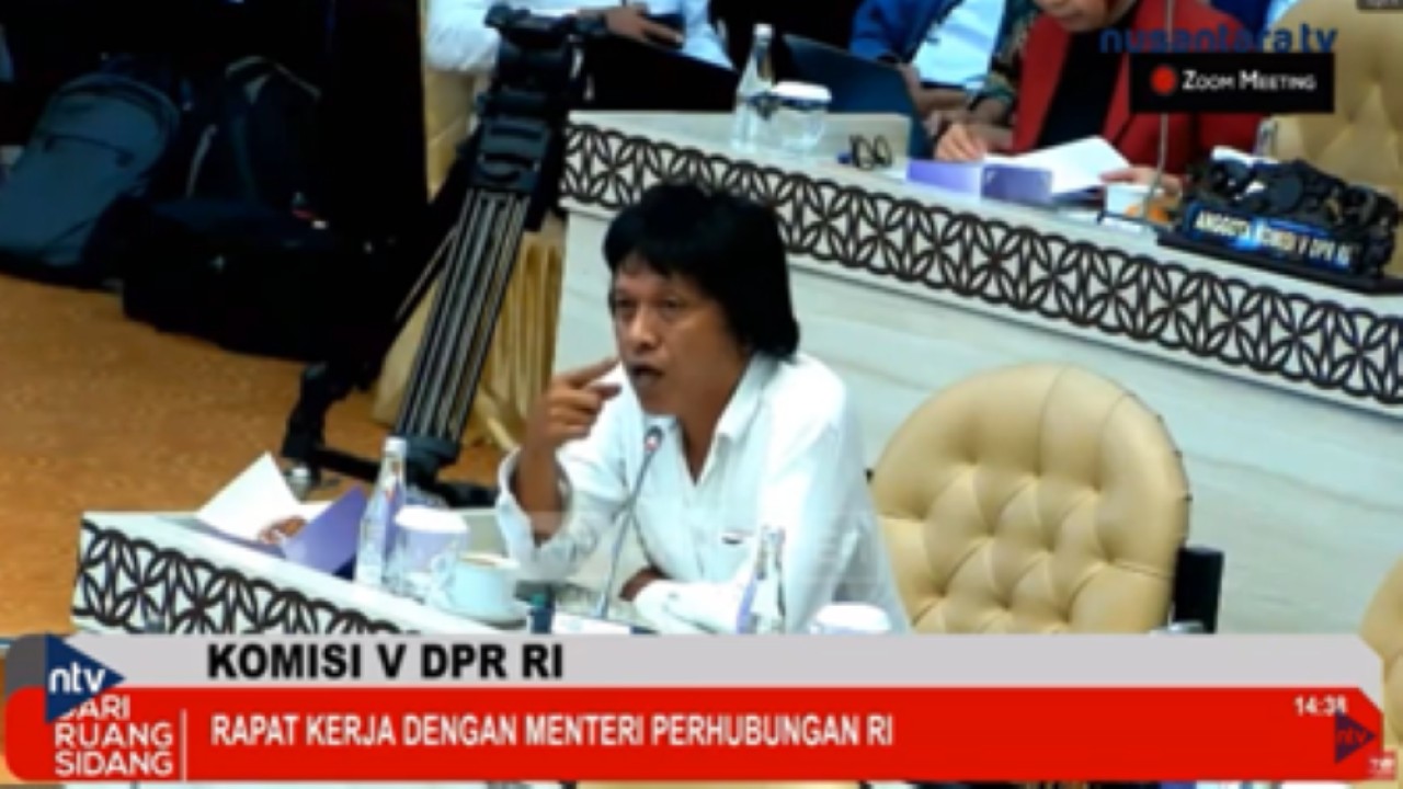 Adian Napitupulu saat rapat kerja Komisi V DPR RI dengan Menteri Perhubungan