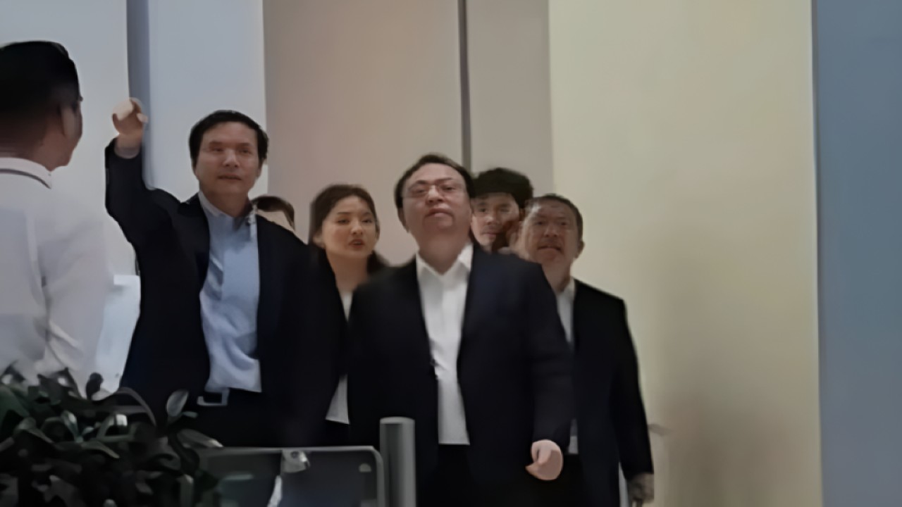 CEO BYD Wang Chuanfu mengunjungi Pabrik Xiaomi ditemani Lei Jun. (Foto: Weibo via CarNewsChina)