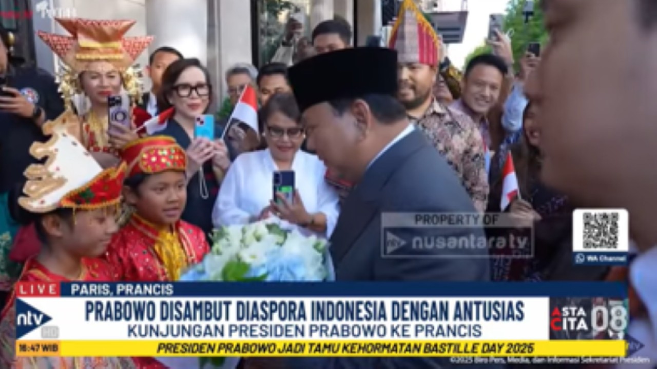 Dua anak diaspora RI di Prancis memberikan buket bunga kepada Presiden Prabowo Subianto saat menyambut kedatangannya  di depan hotel