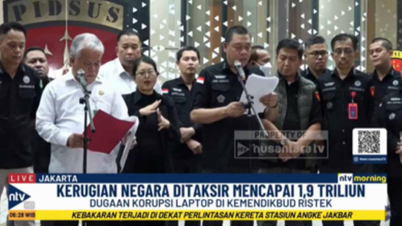 Direktur Penyidikan Jaksa Agung Muda Tindak Pidana Umum (Dirdik Jampidsus) Kejaksaan Agung, Abdul Qohar memberikan keterangan pers terkait perkembangan penyidikan kasus korupsi laptop Chromebook di Kemendikbudristek 2020-2022.