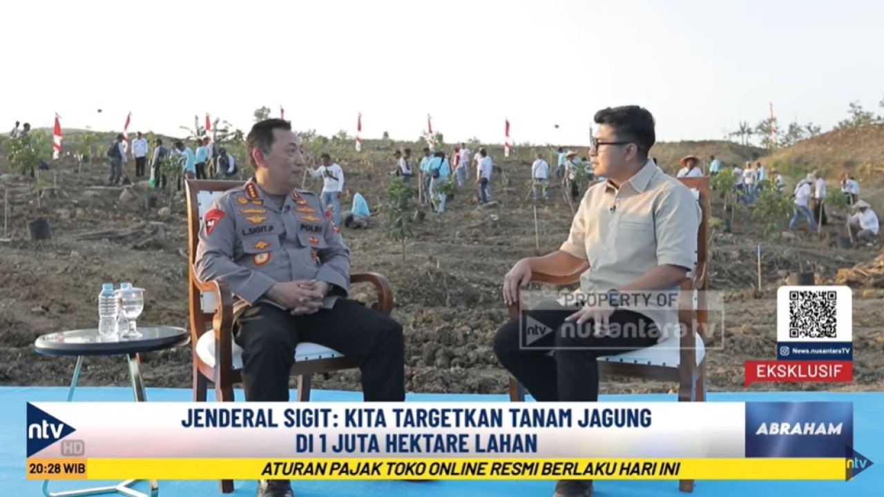 Kapolri Jenderal Listyo Sigit Prabowo saat berbincang dengan jurnalis Nusantara TV Abraham Silaban dalam program 'Abraham', Senin, 14 Juli 2025.