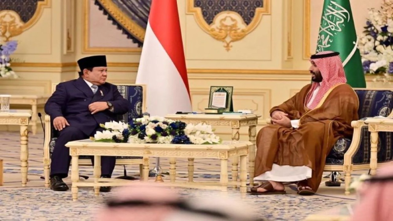 Presiden RI Prabowo Subianto (kiri) dan Putra Mahkota sekaligus Perdana Menteri Kerajaan Arab Saudi Pangeran Mohammed bin Salman bin Abdulaziz Al Saud (MBS) dalam pertemuan bilateral di Istana Al-Salam, Jeddah, Arab Saudi, Rabu (2/7) (ANTARA/HO-Biro Pers Sekretariat Presiden) (ANTARA/HO-Biro Pers Sekretariat Presiden)