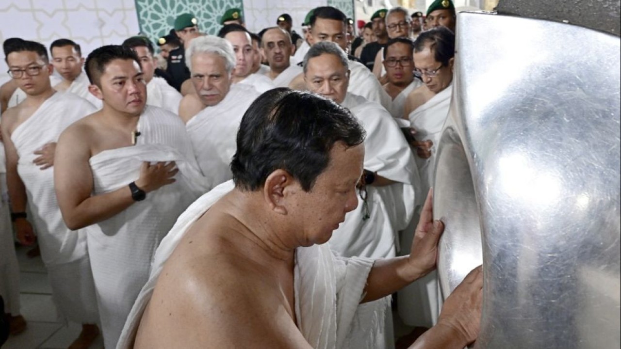 Presiden Prabowo Subianto berkesempatan mencium Hajar Aswad, Kamis (3/7/2025). (Foto: BPMI Setpres/Muchlis Jr)