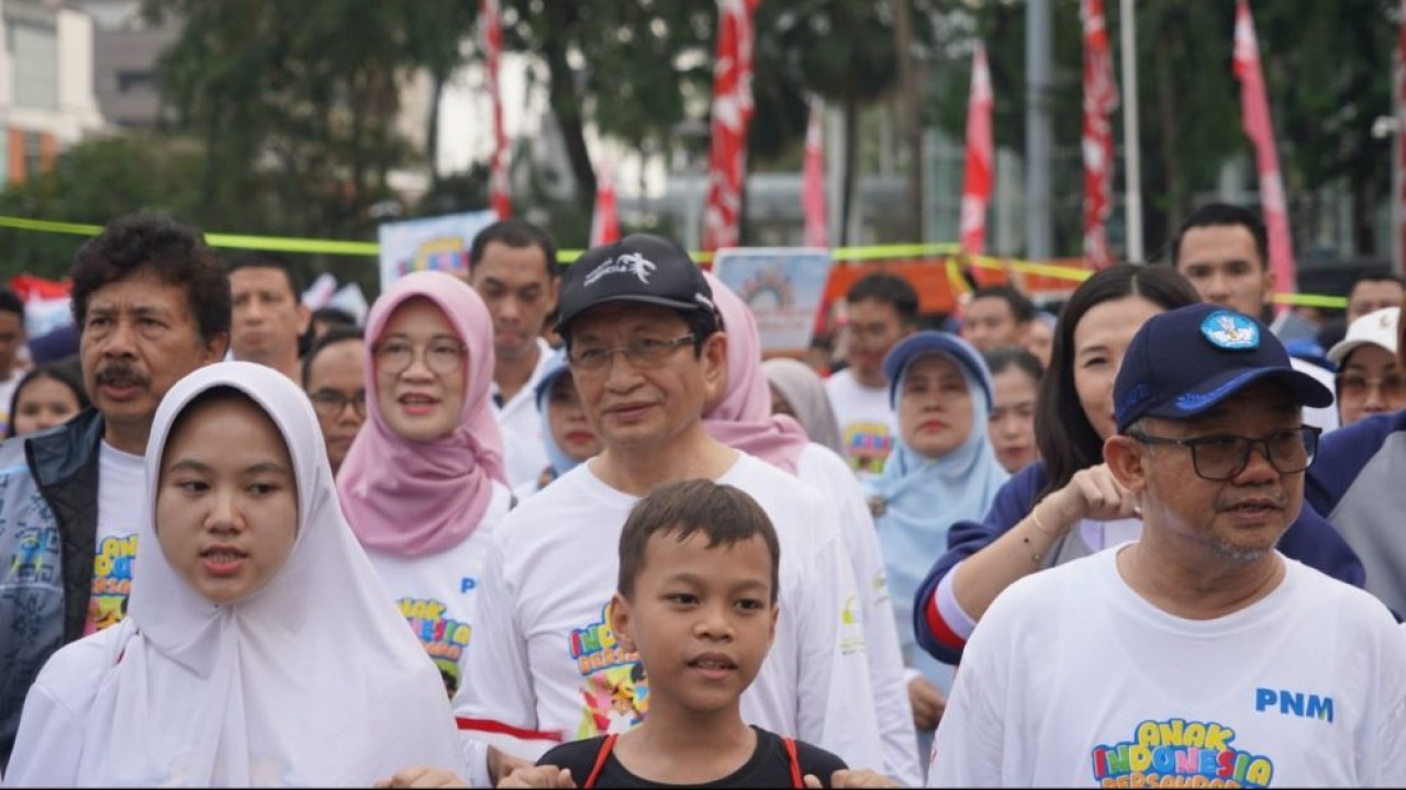 Menag Nasaruddin Umar (tengah, baju putih) melakukn jalan santai bersama 1.099 anak Indonesia di CFD Jakarta. (Foto: Fauzan)