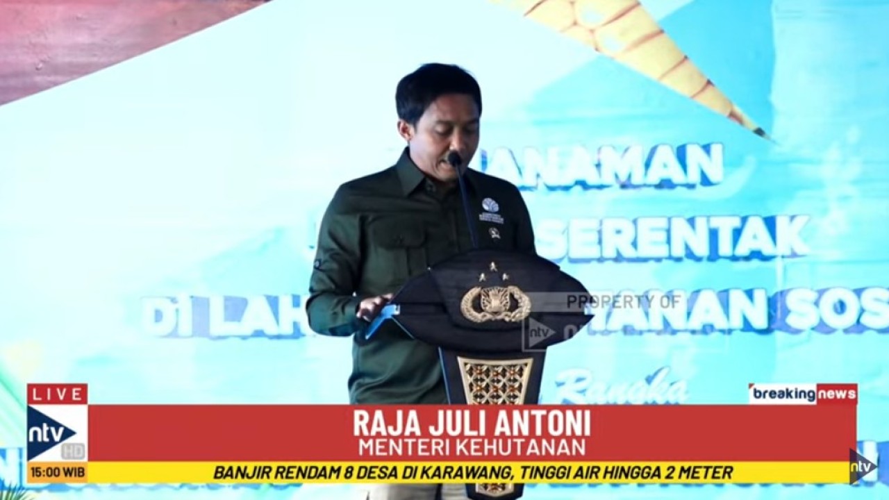 Menteri Kehutanan Raja Juli Antoni dalam seremonial penanaman jagung serentak di Lahan Perhutanan Sosial, di Desa Selojari, Kecamatan Klambu, Grobogan, Jawa Tengah, Rabu, 9 Juli 2025.