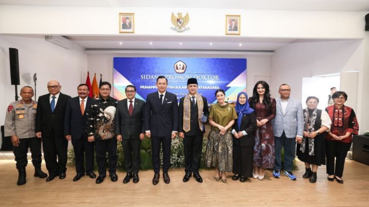 Menteri Transmigrasi Iftitah Sulaiman Suryanagara, resmi meraih gelar doktor dalam Sidang Terbuka Promosi Doktor di Universitas Padjadjaran, Bandung, Jumat 11 Juli 2025/Foto: Istimewa