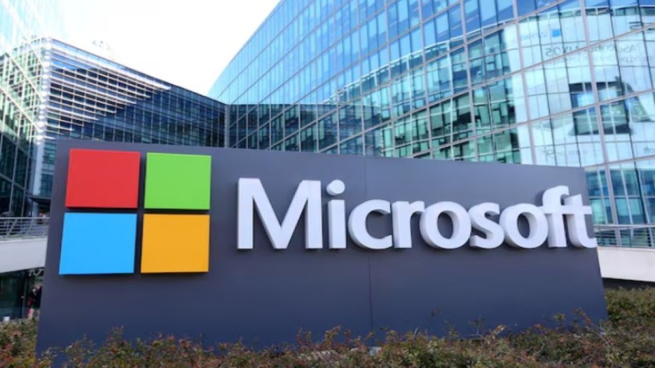 Penampakan kantor pusat Microsoft Corporation di Issy-les-Moulineaux, Prancis. (Foto: Dok/Charles Platiau/Reuters)