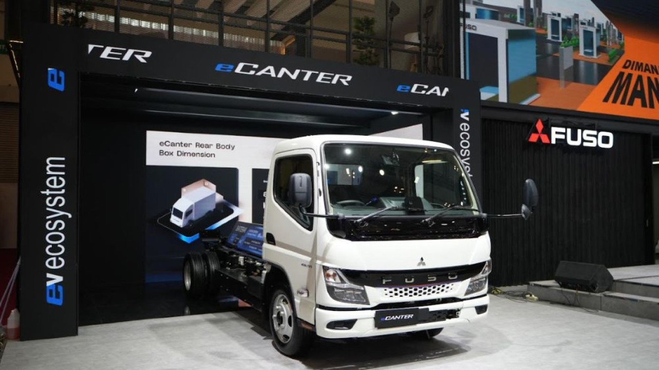 Mitsubishi Fuso memperkenalkan ekosistem pendukung truk listrik eCanter di GIIAS 2025. (Foto: Istimewa)