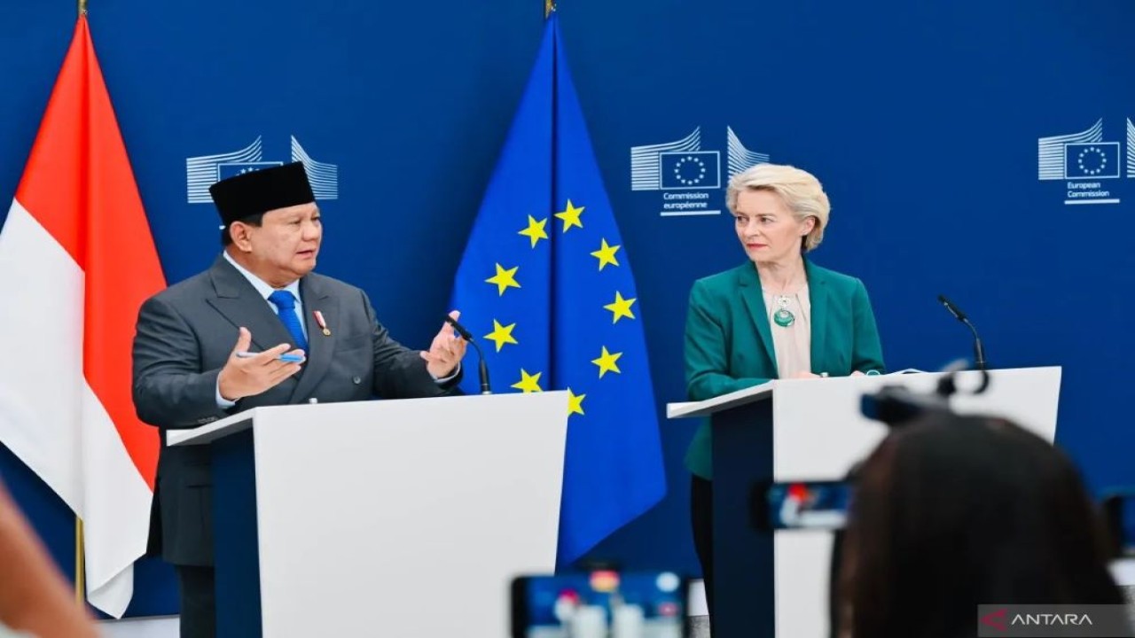 Presiden RI Prabowo Subianto dan Presiden Komisi Eropa Ursula von der Leyen menyampaikan pernyataan pers bersama di Kantor Pusat Uni Eropa, Brussel, Belgia, Minggu (13/7/2025). (ANTARA/HO-Biro Pers Sekretariat Presiden)