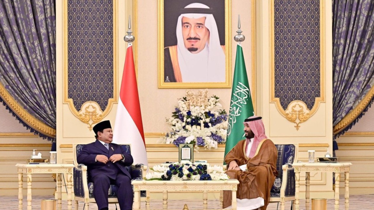 Presiden Prabowo Subianto melakukan pertemuan bilateral dengan Putra Mahkota sekaligus PM Kerajaan Arab Saudi, Pangeran Mohammed bin Salman bin Abdulaziz Al Saud (MBS), di Istana Al-Salam, Jeddah, pada Rabu, 2 Juli 2025. (Foto: BPMI Setpres/Muchlis Jr)