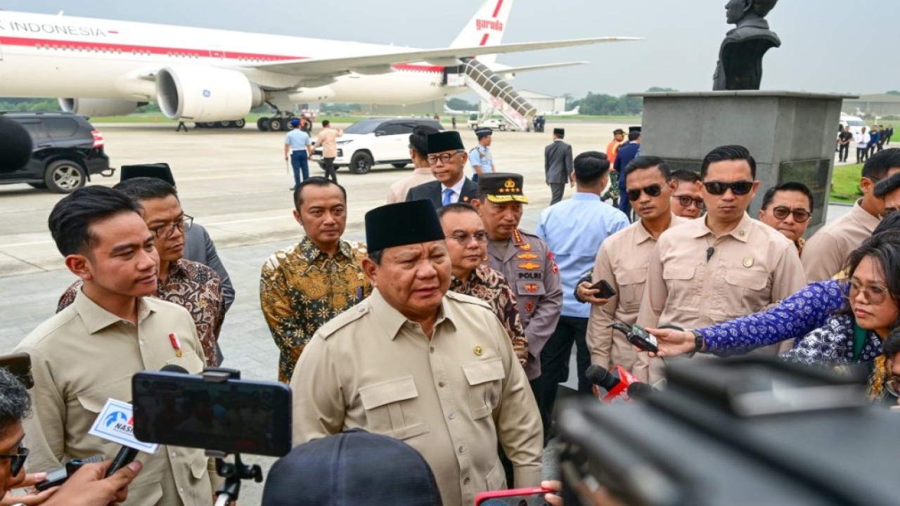 Presiden Prabowo Subianto memberikan keterangannya kepada awak media di Pangkalan TNI AU Halim Perdanakusuma, Jakarta, pada Rabu, 16 Juli 2025. (Foto: BPMI Setpres/Muchlis Jr)