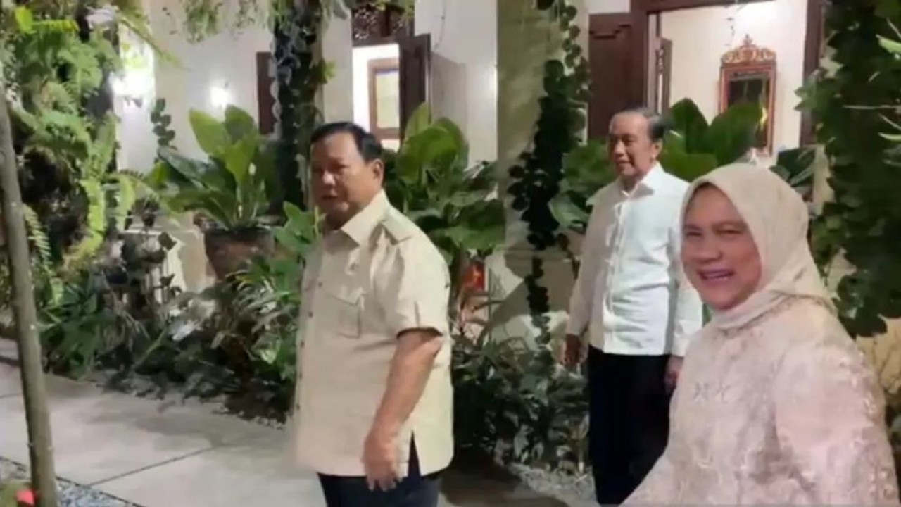 Presiden Prabowo Subianto menyambangi kediaman Presiden Ke-7 Joko Widodo di Surakarta, Jawa Tengah, Minggu petang (20/7/2025). (Foto: ANTARA/Mentari Dwi Gayati)