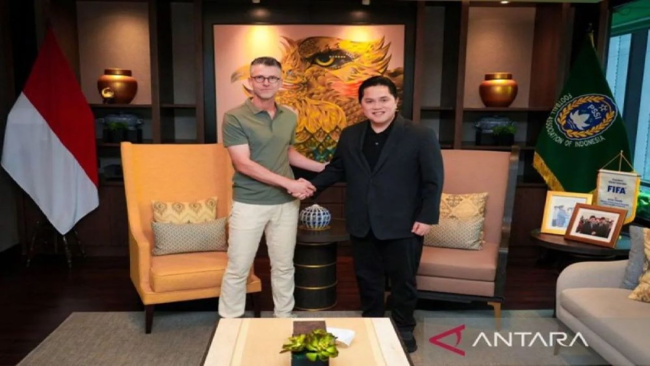 Ketum PSSI Erick Thohir (kanan) berjabat tangan dengan pelatih timnas U-20 Indonesia yang baru, Frank van Kempen. ANTARA/HO-PSSI/am