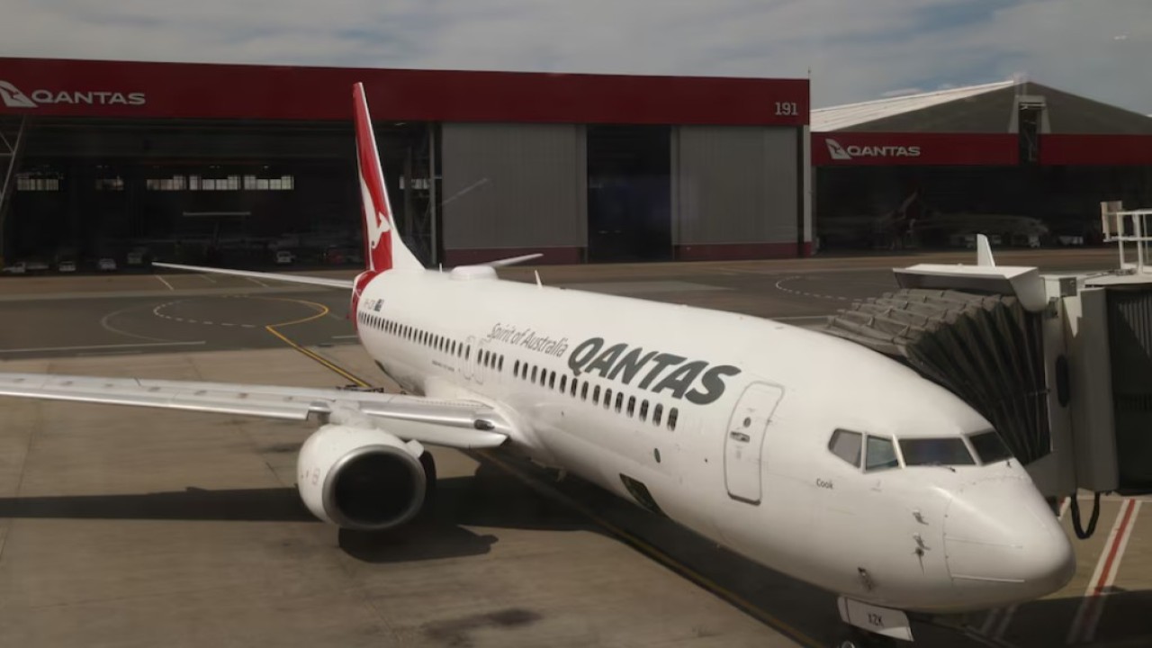 Pesawat Qantas di terminal domestik di Bandara Sydney di Sydney, Australia, 16 November 2020. (Foto: Dok/Loren Elliott/Reuters)