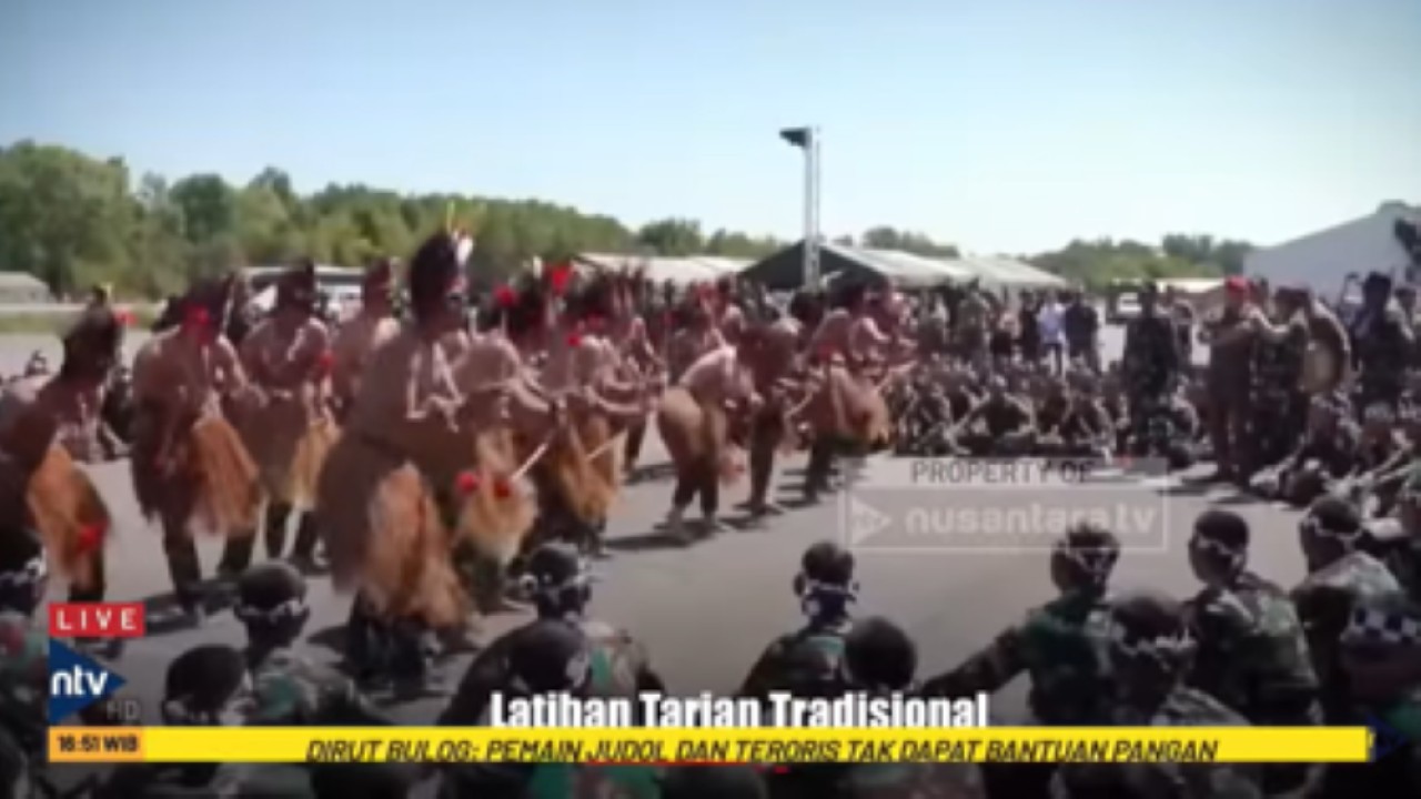 Kontingen Satgas Patriot II tampilkan tari tradisional di depan prajurit Prancis jelang tampil dalam parade peringatan Bastille Day