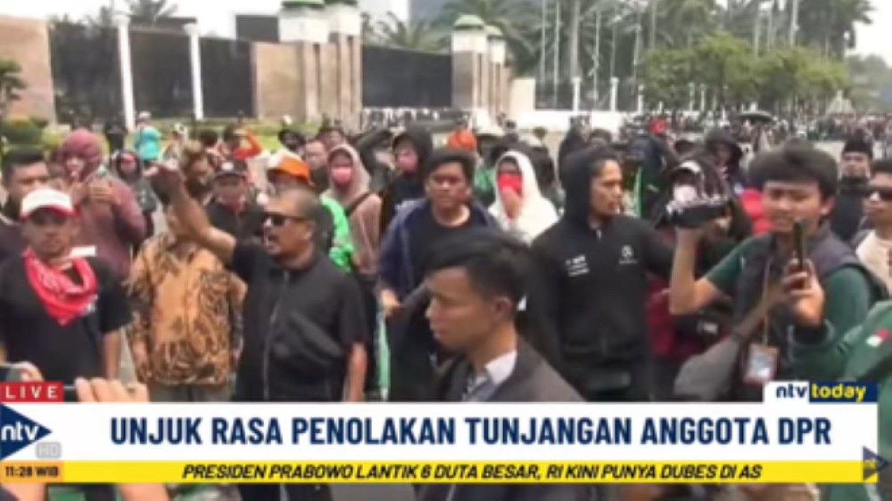 Massa berunjuk rasa memprotes tunjangan untuk anggota DPR