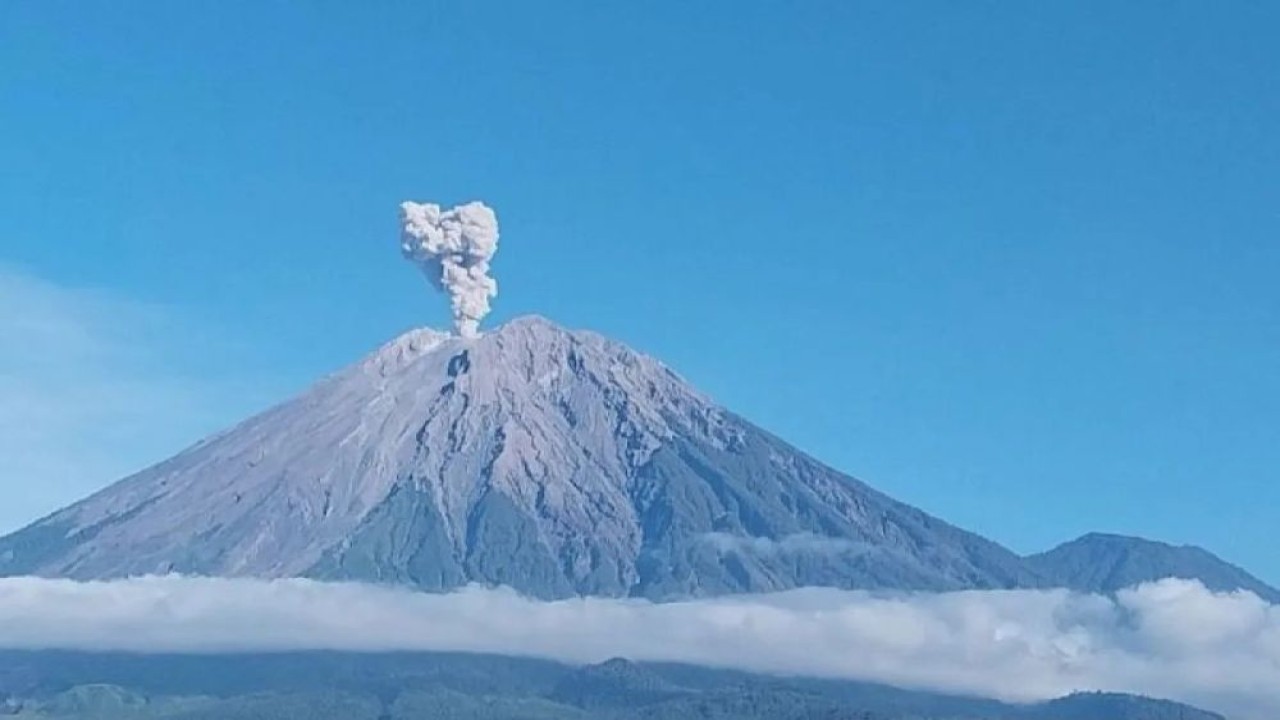 Gunung Semeru kembali erupsi dengan tinggi letusan 1.000 meter di atas puncak pada Selasa (12/8/2025) pagi. (Foto: ANTARA/HO-PVMBG/pri)