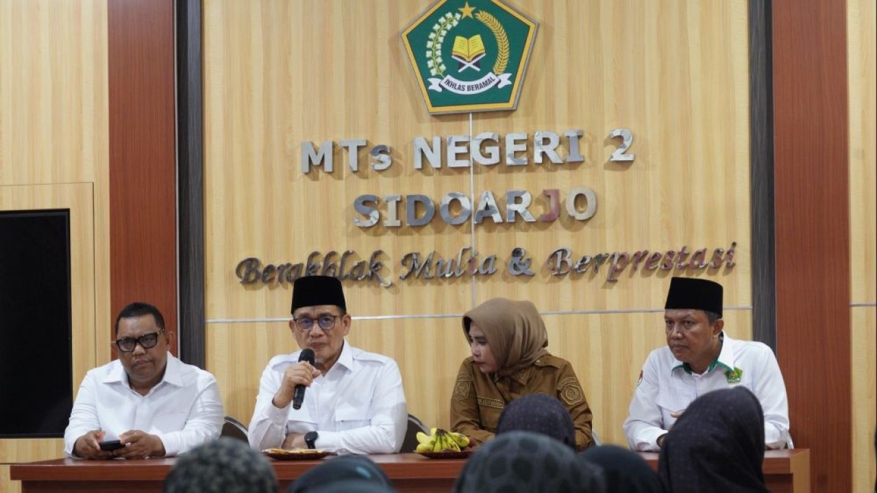 Wakil Menteri Agama (Wamenag) Romo Muhammad Syafi'i (Kedua dari kiri). (Foto: Istimewa/Kemenag)