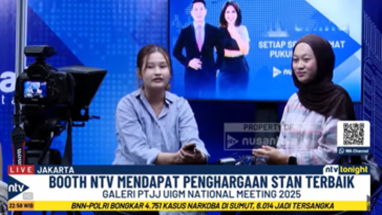 Para mahasiswi antusias mencoba simulasi menjadi presenter di booth mini Nusantara TV