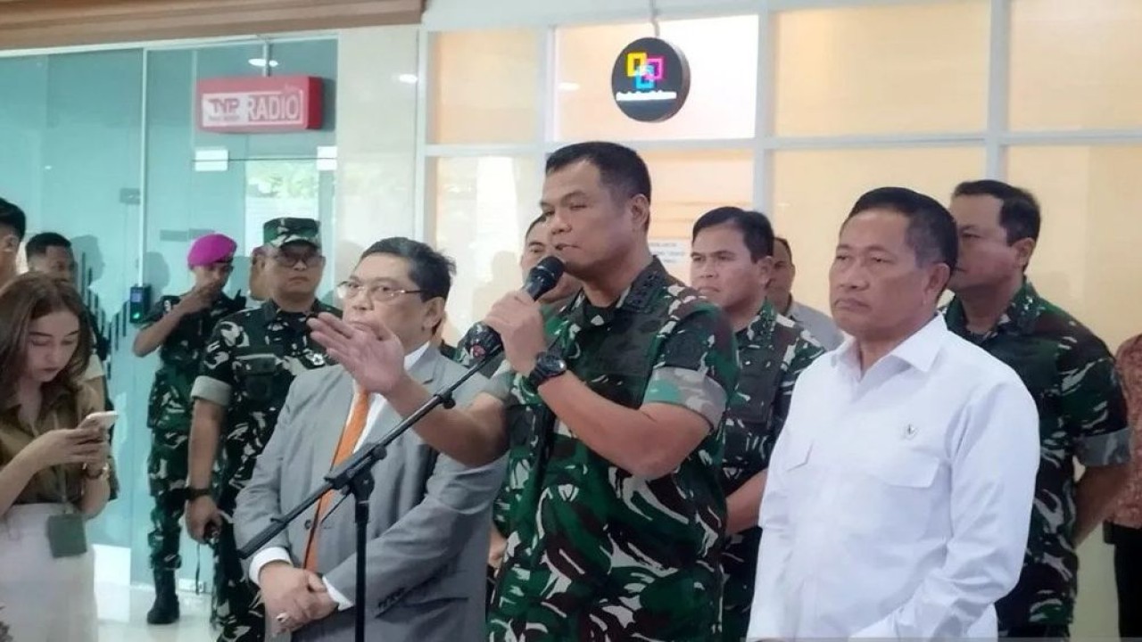 Wakil Panglima TNI Jenderal TNI Tandyo Budi Revita (tengah) saat jumpa pers di Gedung DPR, Jakarta, Senin (1/9/2025). (Foto: ANTARA/Bagus Ahmad Rizaldi/aa)