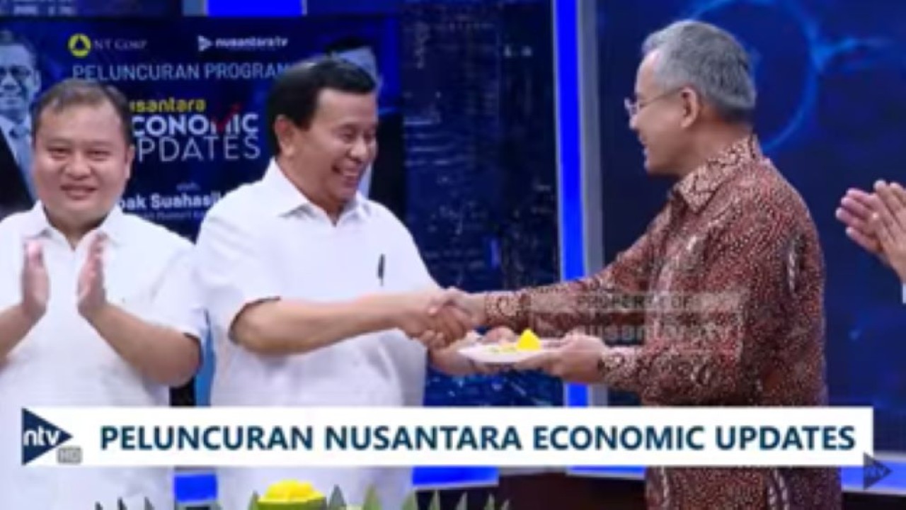 Wamenkeu Suahasil Nazara memberikan potongan tumpeng kepada Presiden Komisaris NT Corp Nurdin Tampubolon sebagai simbol ucapan syukur atas peluncuran resmi program Nusantara Economic Updates