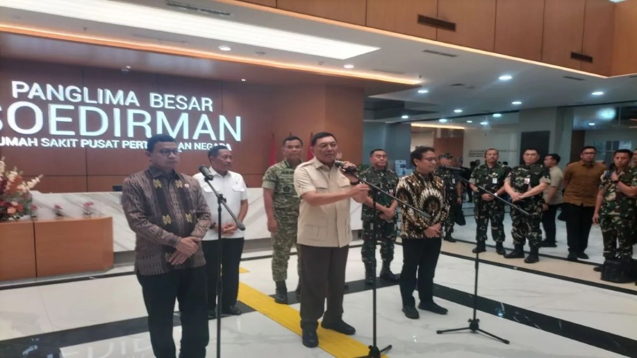 Menteri Pertahanan Sjafrie Sjamsoeddin (tengah), Menteri Kesehatan Budi Gunadi Sadikin (kanan) dan Kepala Badan Pengawas Obat dan Makanan Taruna Ikrar (kiri) di RSPPN, Pesanggahan, Jakarta Selatan, Selasa (7/10/2025) (ANTARA/Walda Marison)