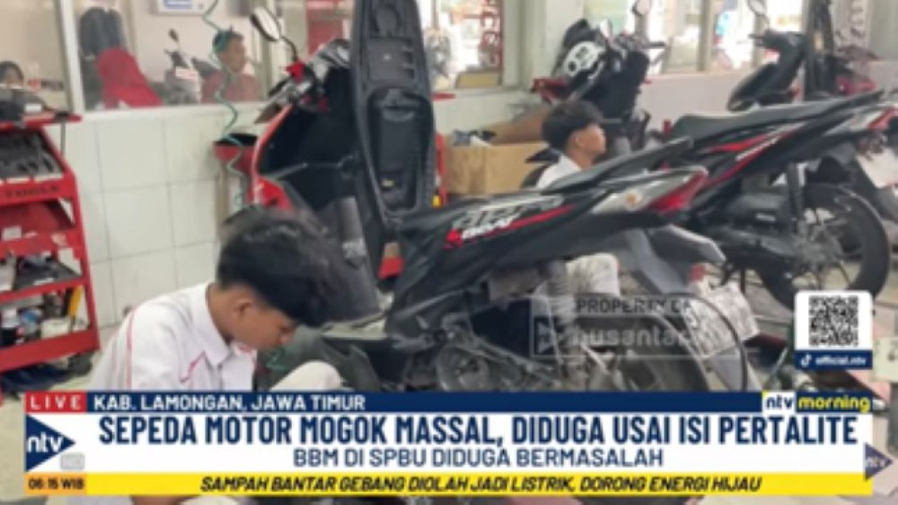 Para mekanik memperbaiki motor pelanggan yang mogok usai diisi Pertalite
