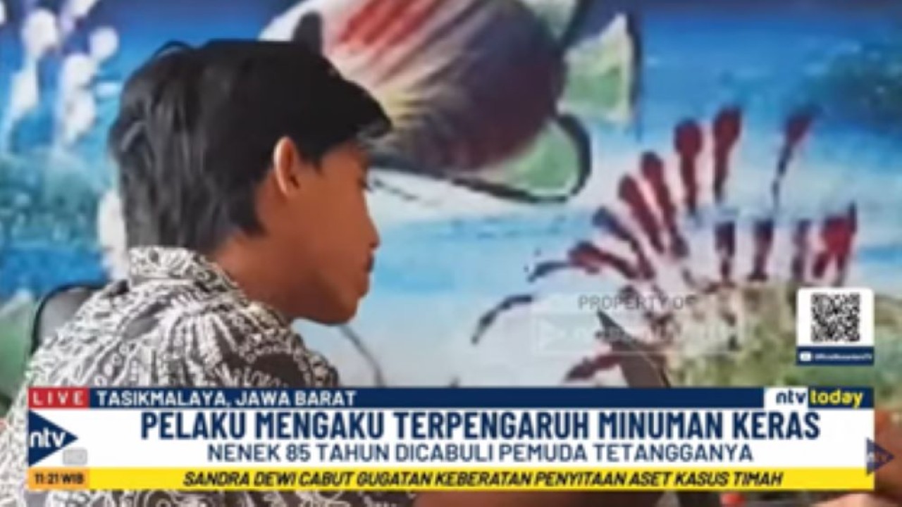 Pelaku pemerkosaan terhadap seorang nenek berusia 85 tahun di Tasikmalaya saat diinterogasi polisi