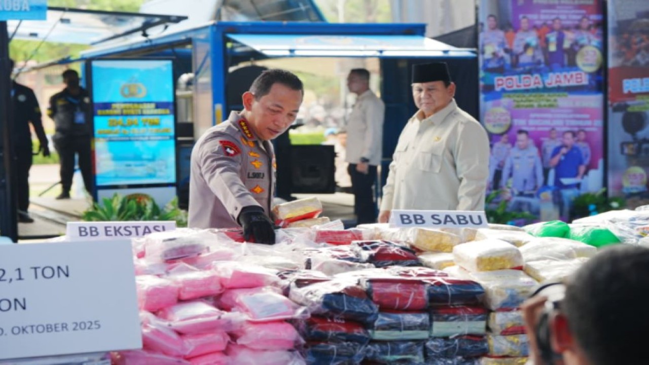 Kapolri Jenderal Pol. Listyo Sigit Prabowo menjelaskan kepadaPresiden Prabowo Subianto ragam narkoba yang berhasil disita dan akan dimusnahkan/ist