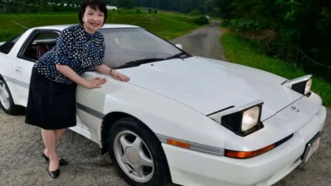 PM Jepang Sanae Takaichi tetap mengendarai Toyota Supra miliknya selama lebih dari 20 tahun. (Foto: Istimewa/SupercarBlondie)