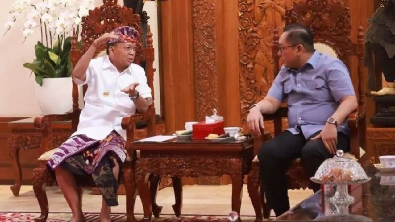 Gubernur Bali Wayan Koster dan Wamen Investasi dan Hilirisasi bahas investasi asing nakal yang ambil ruang usaha rakyat, Denpasar, Sabtu, 15 November 2025. ANTARA/HO-Pemprov Bali/pri. (Antara)