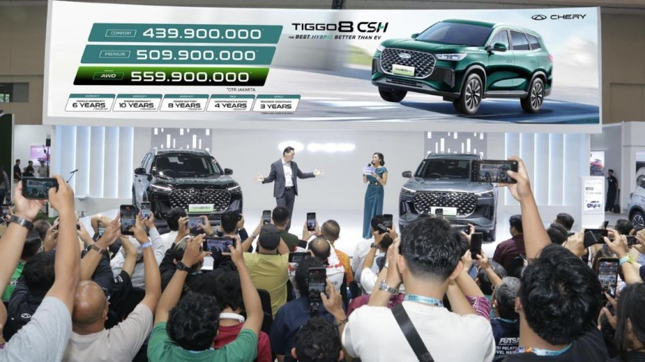 Chery meluncurkan dua varian Tiggo 8 CSH terbaru, yakni Tiggo 8 CSH Comfort dan Tiggo 8 CSH AWD di GJAW 2025. (Foto: Adiantoro/NTV)