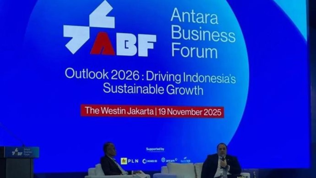 Direktur Pemberitaan LKBN ANTARA Irfan Junaidi (kiri) dan CEO Badan Pengelola Investasi Daya Anagata Nusantara (Danantara) Pandu Patria Sjahrir (kanan) dalam sesi diskusi acara Antara Business Forum (ABF) 2025 di Jakarta, Rabu 19 November 2025. ANTARA/Bayu Saputra (Antara)