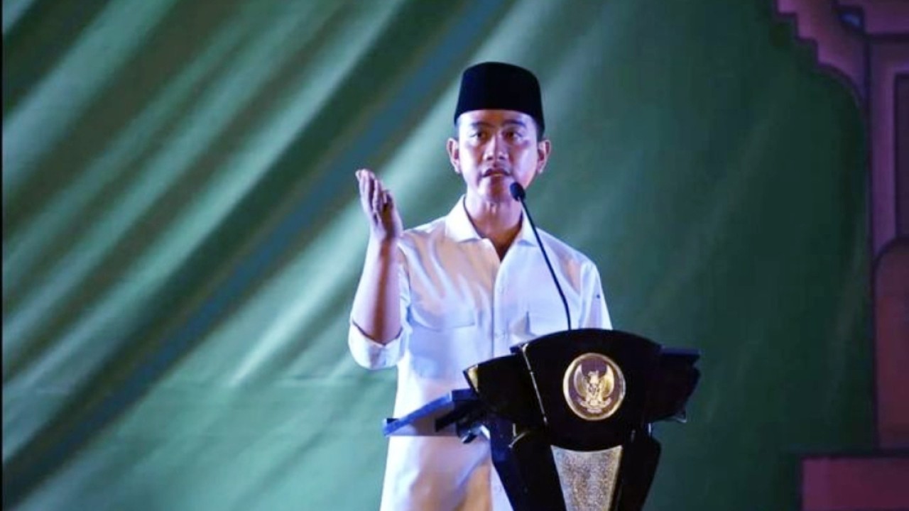 Wakil Presiden Gibran Rakabuming saat berpidato dalam Silaturahmi Nasional Alumni Buntet Pesantren, di Lapangan Madrasah Aliyah Nahdlatul Ulama (MANU) Putra Buntet Pesantren, Kabupaten Cirebon, Kamis 23 Oktober 2025. (ANTARA/HO-Sekretariat Wakil Pres (Antara)