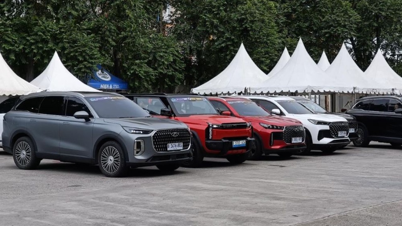 Pengunjung GJAW 2025 berkesempatan menjajal kendaraan impian mereka melalui area test drive dan test ride yang disediakan. (Foto: Adiantoro/NTV)