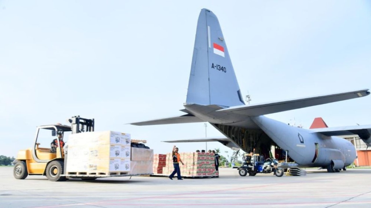 Langkah pemerintah mengerahkan tiga pesawat Hercules dan satu pesawat angkut berat A400M untuk penanganan banjir di Aceh, Sumatra Utara, dan Sumatra Barat menunjukkan level kesiapsiagaan bencana Indonesia yang semakin meningkat. (Foto: BPMI Setpres)