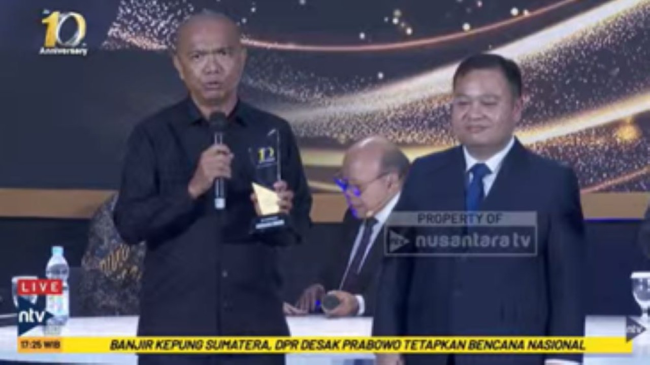 Jaksa Agung Muda Bidang Intelijen Reda Manthovani menerima plakat penghargaan Anugerah Bakti Nusantara 2025 yang diserahkan oleh Direktur Nusantara TV Dimpos Tampubolon