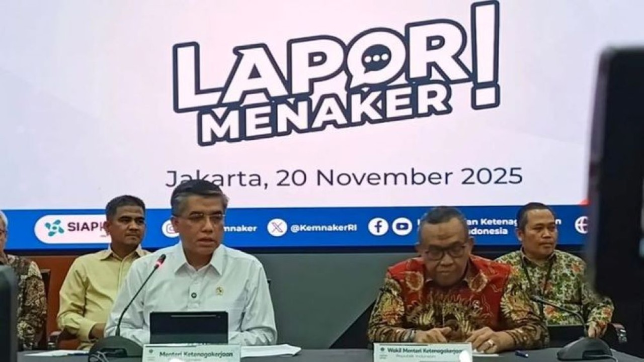Menteri Ketenagakerjaan (Menaker) Yassierli (kiri) bersama Wakil Menteri Ketenagakerjaan (Wamenaker) Afriansyah Noor (kanan) dalam acara Lapor Menaker di Jakarta, Kamis, 20 November 2025. (ANTARA/Muzdaffar Fauzan)