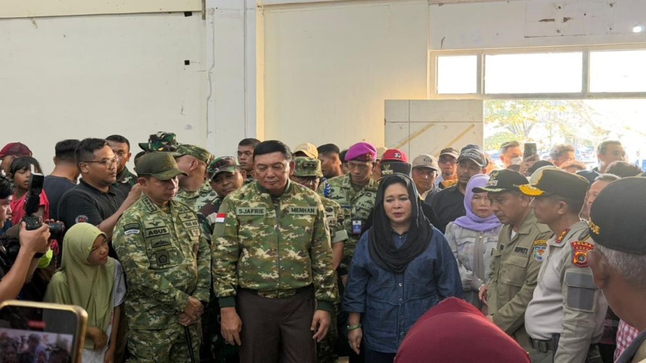 Menteri Pertahanan (Menhan) Sjafrie Sjamsoeddin bersama Panglima TNI Jenderal TNI Agus Subiyanto dan Ketua Komisi IV DPR RI Titiek Soeharto. (Foto: Puspen TNI)