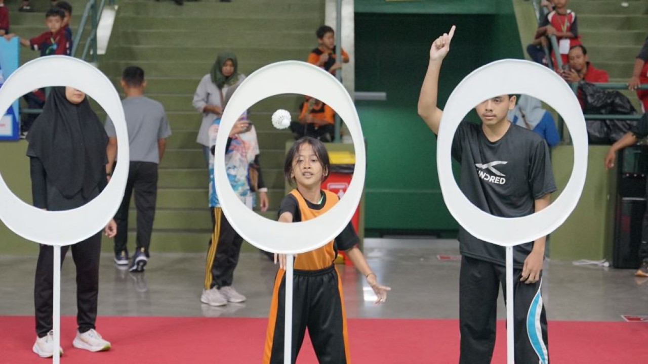 Tantangan Throwing The Shuttlecock melempar kok ke dalam lubang target/ist
