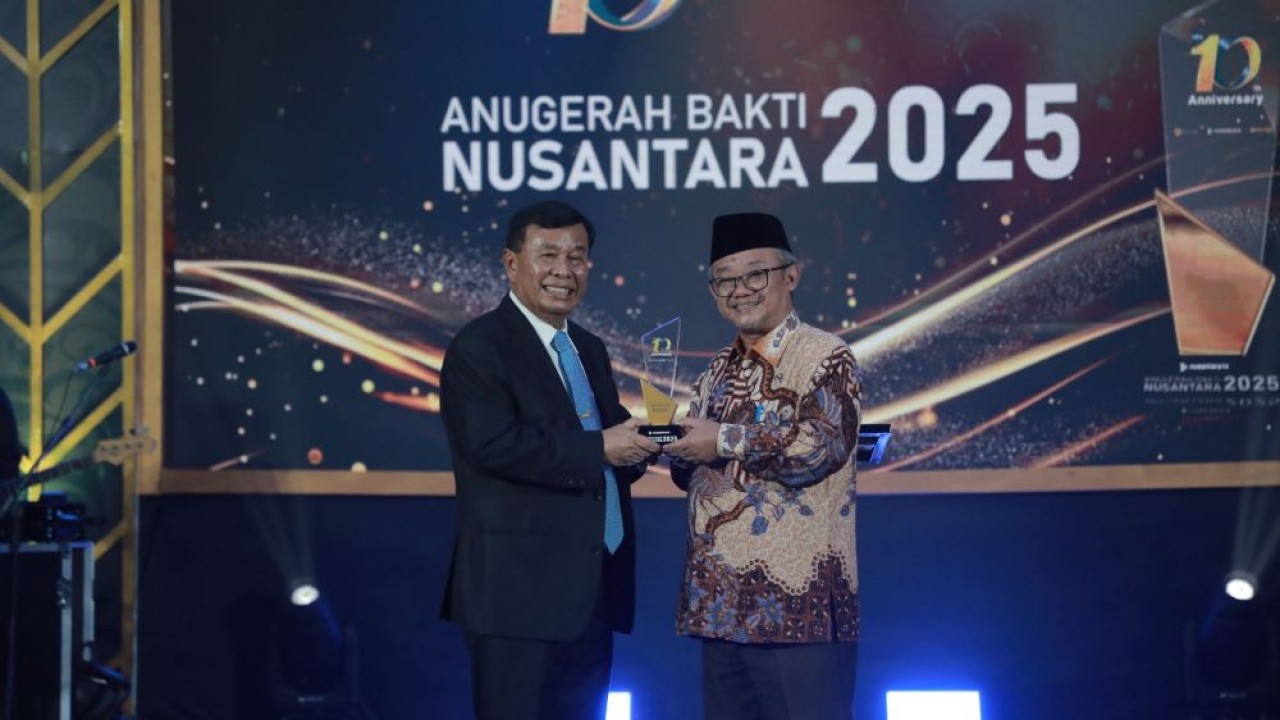 Presiden Komisaris NT Corp Nurdin Tampubolon menyerahkan penghargaan Anugerah Bakti Nusantara 2025 kepada Mendikdasmen Abdul Mu'ti