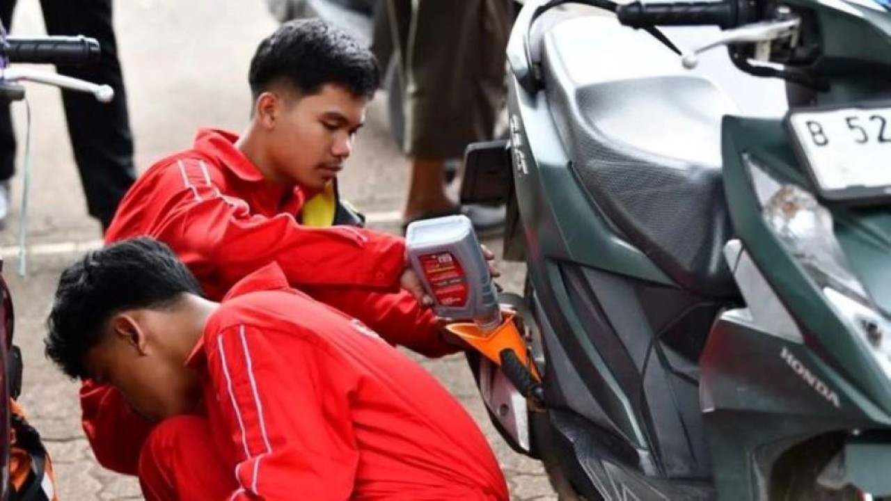 Pertamina gandeng 181 siswa sekolah menengah atas dan sederajat, didampingi oleh 125 mekanik dari bengkel-bengkel binaan, berpartisipasi dalam program Ganti Oli Gratis untuk 6.000 kendaraan. (Antara)