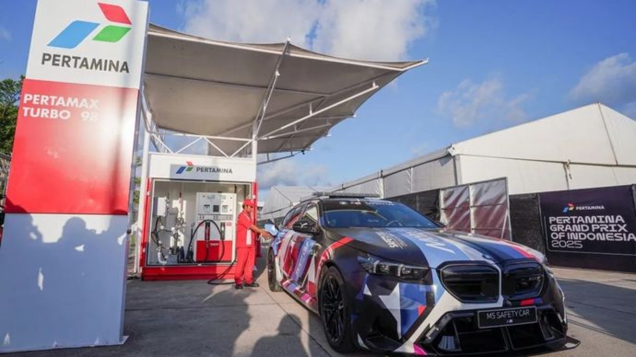 SPBU modular melayani pengisian bahan bakar berkualitas tinggi, Pertamax Turbo di area MotoGP, Sirkuit Internasional Pertamina Mandalika, Lombok, NTB. ANTARA/HO-PT Pertamina Patra Niaga. Ilustrasi - Petugas SPBU modular melayani pengisian bahan bakar berkualitas tinggi, Pertamax Turbo di area MotoGP, Sirkuit Internasional Pertamina Mandalika, Lombok, NTB. ANTARA/HO-PT Pertamina Patra Niaga. (Antara)