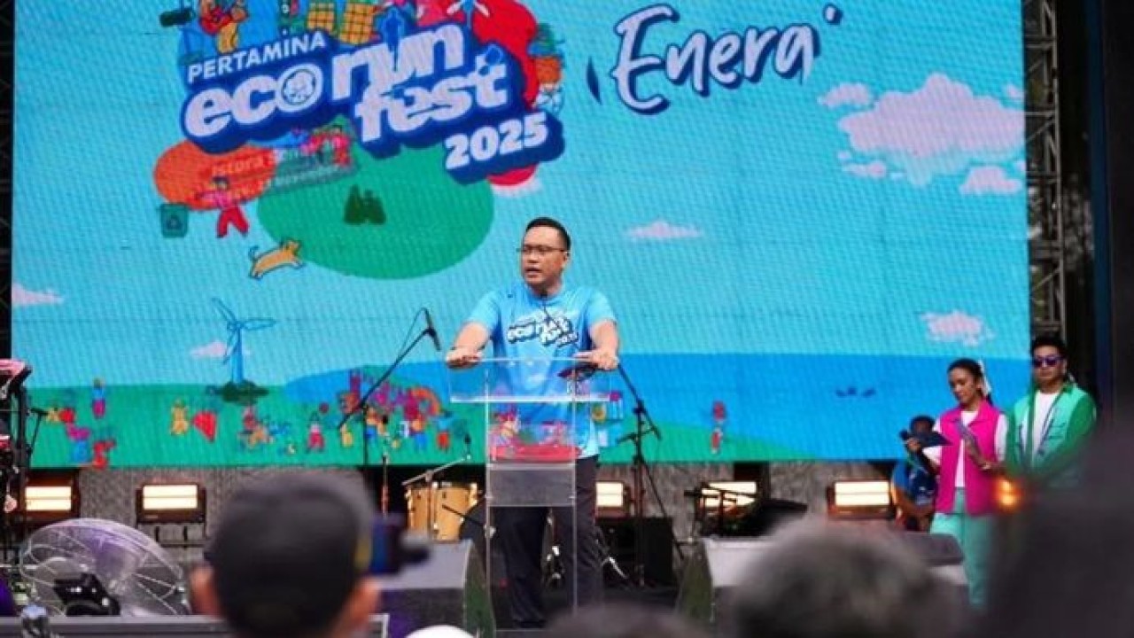 Direktur Utama Pertamina Simon Aloysius Mantiri memberikan sambutan pada ajang Pertamina Eco RunFest 2025.   Direktur Utama Pertamina Simon Aloysius Mantiri memberikan sambutan pada ajang Pertamina Eco RunFest 2025. (Antara)