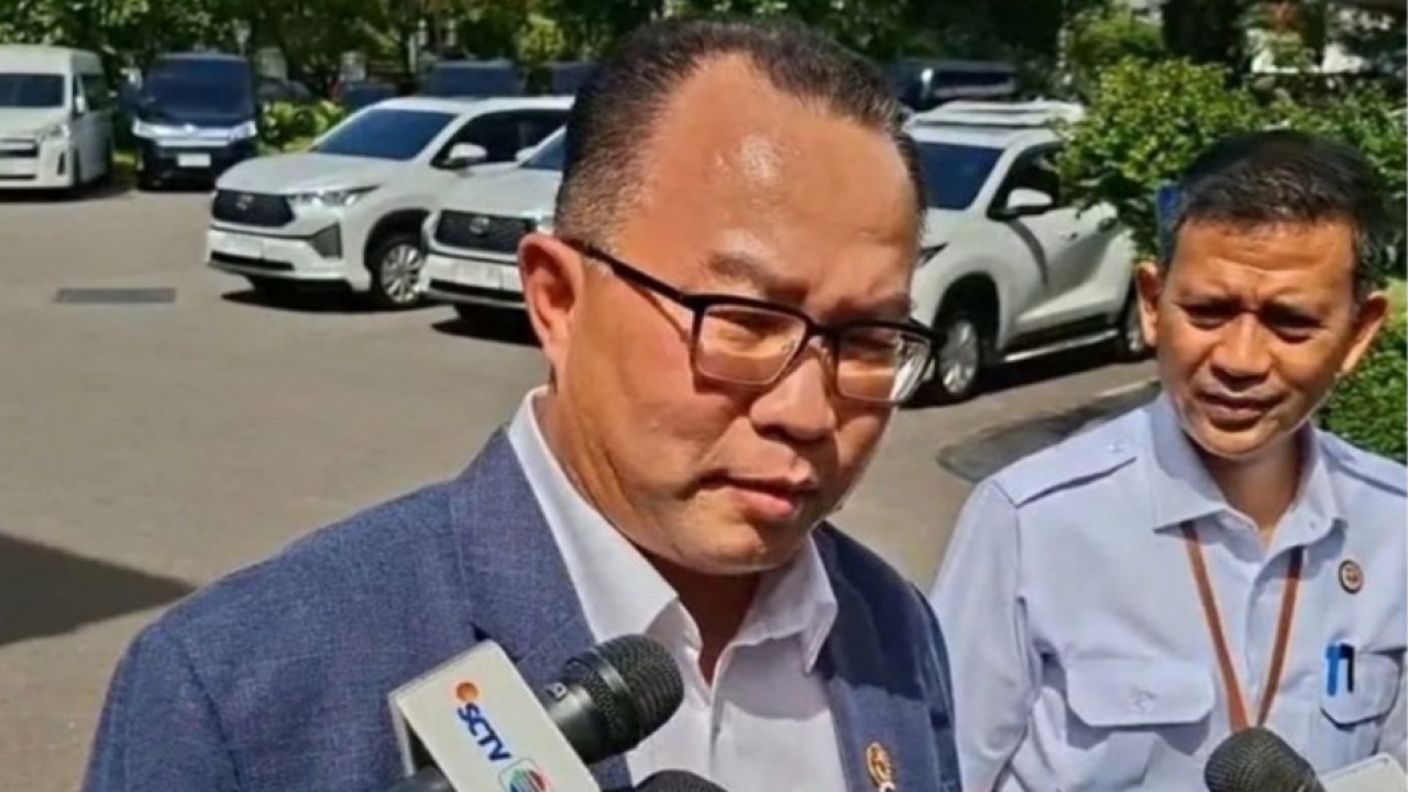 Kepala Badan Riset dan Inovasi Nasional (BRIN) Arif Satria menyampaikan keterangan menjelang menghadiri rapat terbatas perdananya dengan Presiden RI Prabowo Subianto di kompleks Istana Kepresidenan, Jakarta, Senin, 24 November 2025. ANTARA/Andi Firdaus (Antara)