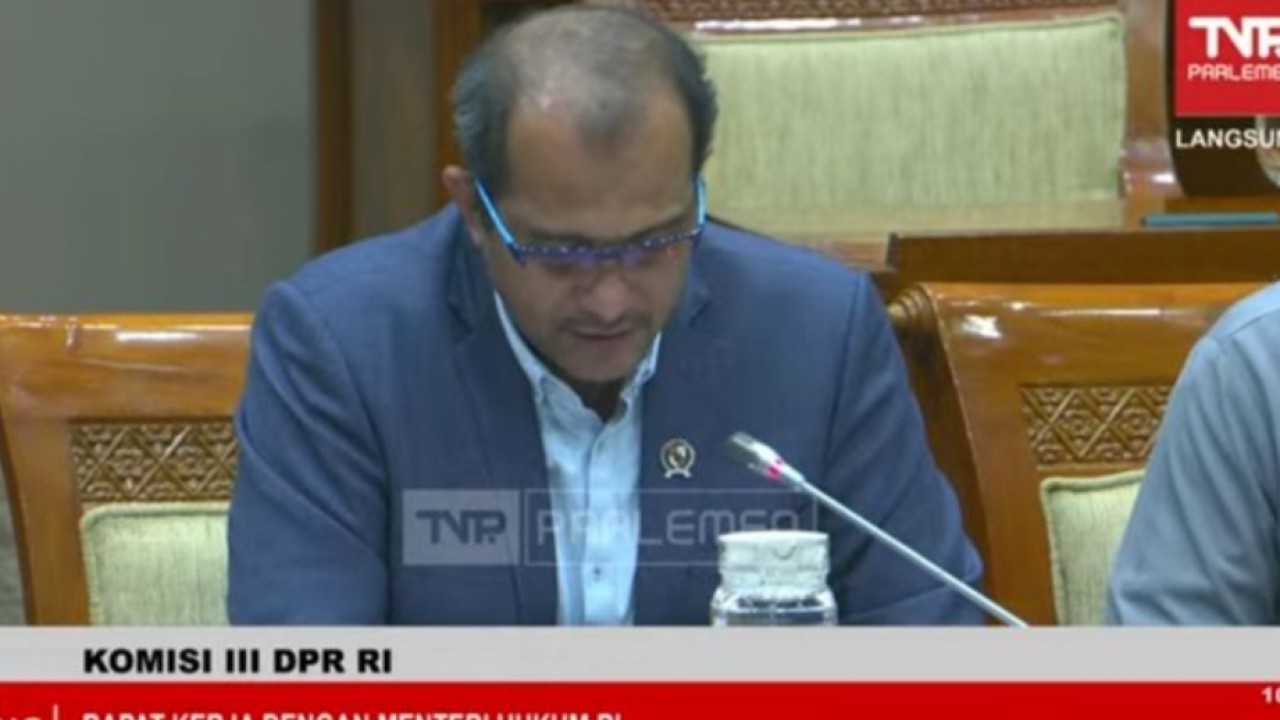 Wakil Menteri Hukum, Edward Omar Sharif Hiariej saat rapat dengan Komisi III DPR RI terkait RUU Penyesuaian Pidana. (YouTube TVR Parlemen)