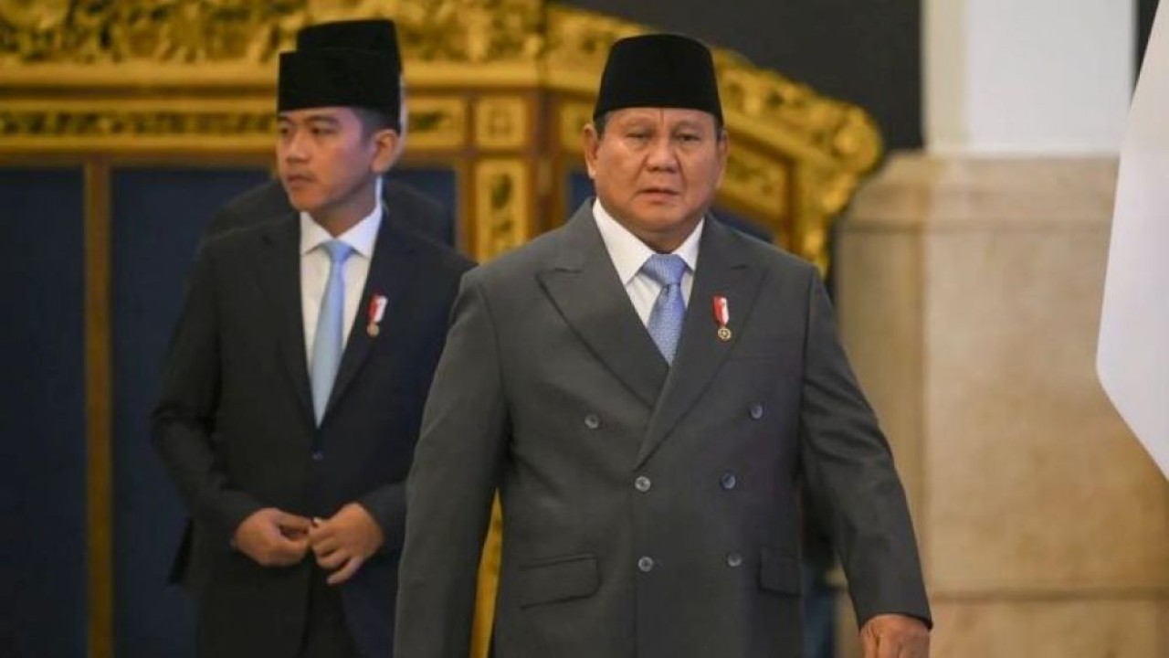 Presiden Prabowo Subianto (kanan) dan Wakil Presiden Gibran Rakabuming Raka (kiri) menghadiri upacara penganugerahan gelar pahlawan nasional di Istana Negara, Jakarta, Senin, 10 November 2025. (Foto: Antara)