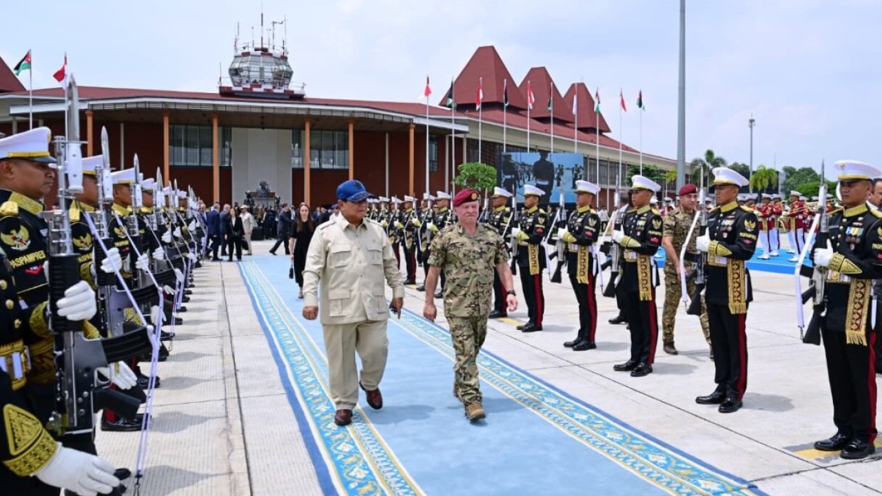 Presiden Prabowo Subianto, secara langsung mengantar keberangkatan Raja Kerajaan Yordania Hasyimiah, Raja Abdullah II ibn Al Hussein ke Pangkalan TNI AU (Lanud) Halim Perdanakusuma, Jakarta, pada Sabtu, 15 November 2025. (Foto: BPMI Setpres/Muchlis Jr)