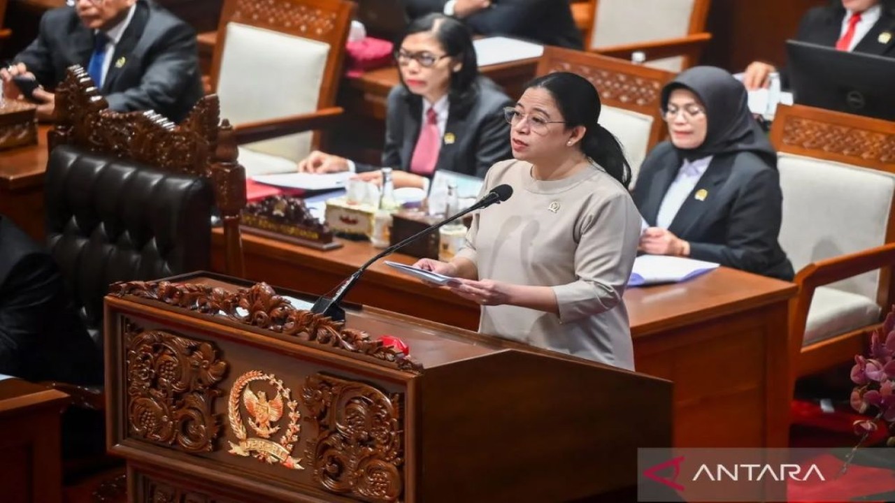 Ketua DPR Puan Maharani menyampaikan pidato pada Rapat Paripurna Ke-7 Masa Persidangan II Tahun Sidang 2025-2026 di Kompleks Parlemen Senayan, Jakarta, Selasa (4/11/2025). Rapat yang dihadiri oleh 279 anggota DPR tersebut beragendakan pidato pembukaan masa persidangan oleh Ketua DPR dan pelantikan pengganti antarwaktu (PAW) anggota DPR dan anggota MPR masa jabatan tahun 2024-2029. (Antara)